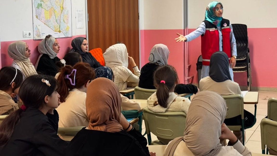 Okulumuzda, bugün, 5 ve 6. sınıflarımıza Temel İlkyardım Eğitimi verildi.