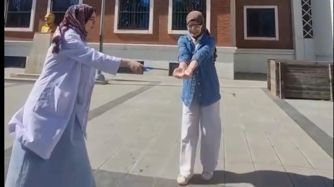 8/E sınıfı öğrencilerimizle Fen Bilimleri dersinde “El Yakmayan Ateş” deneyini başarıyla gerçekleştirdik.